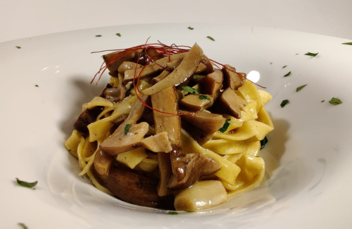 Mezza Rigatoni con SalsaTartufada e Salsiccia